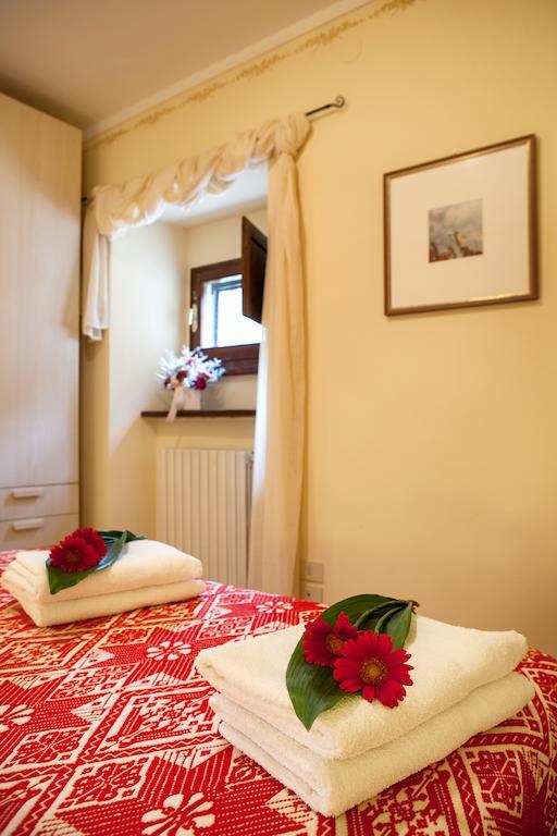 Residence Menotre Rasiglia Cameră foto